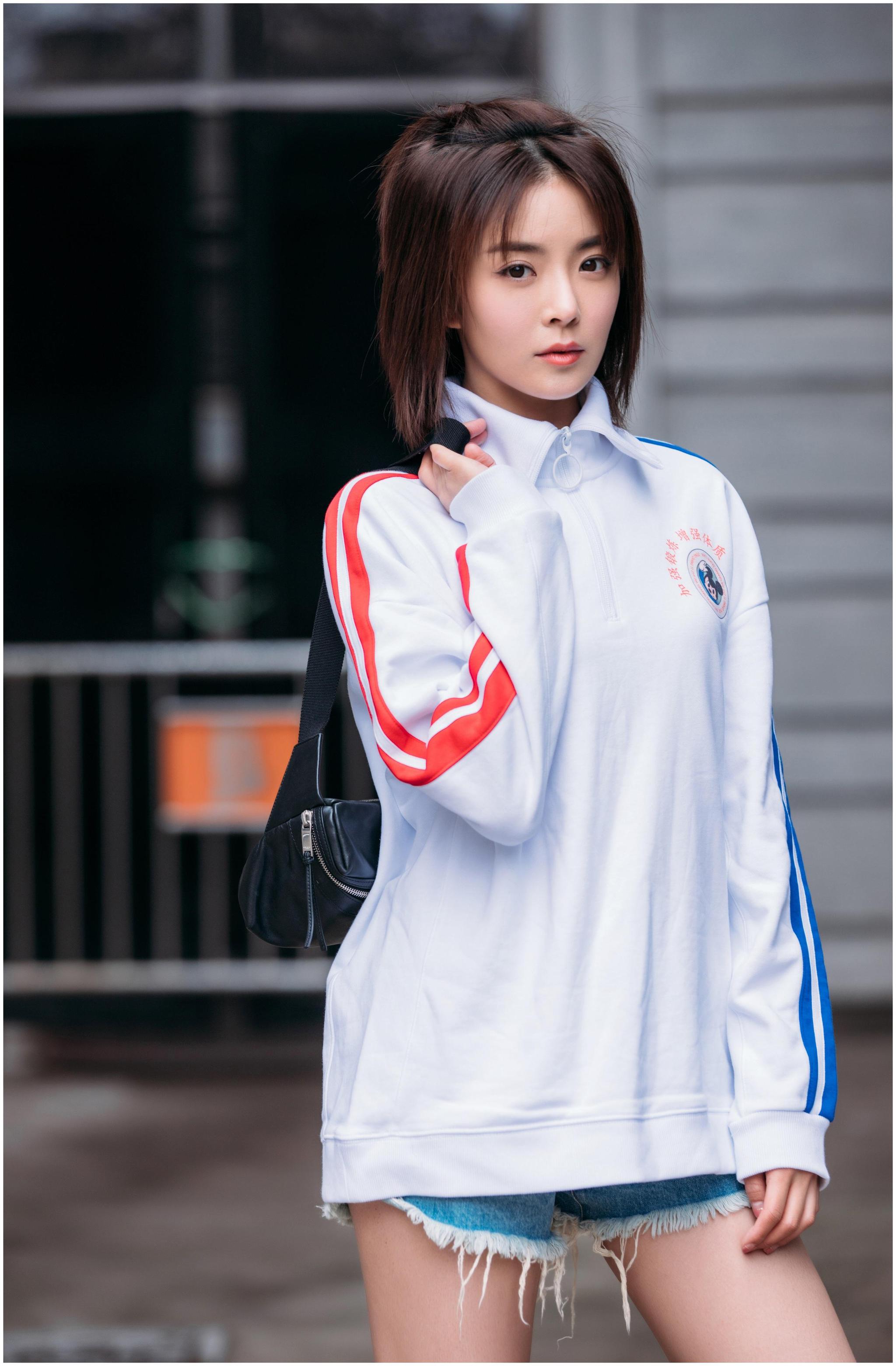 种丹妮街拍美图牛仔短裤尽显美腿甜美可爱清新自然