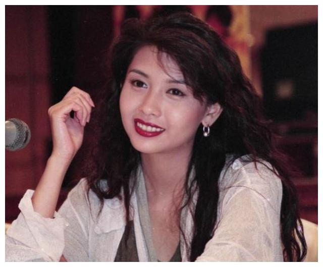 她曾被王晶爱慕,被王晶打造成"性感女神",成就香港情色片巅峰