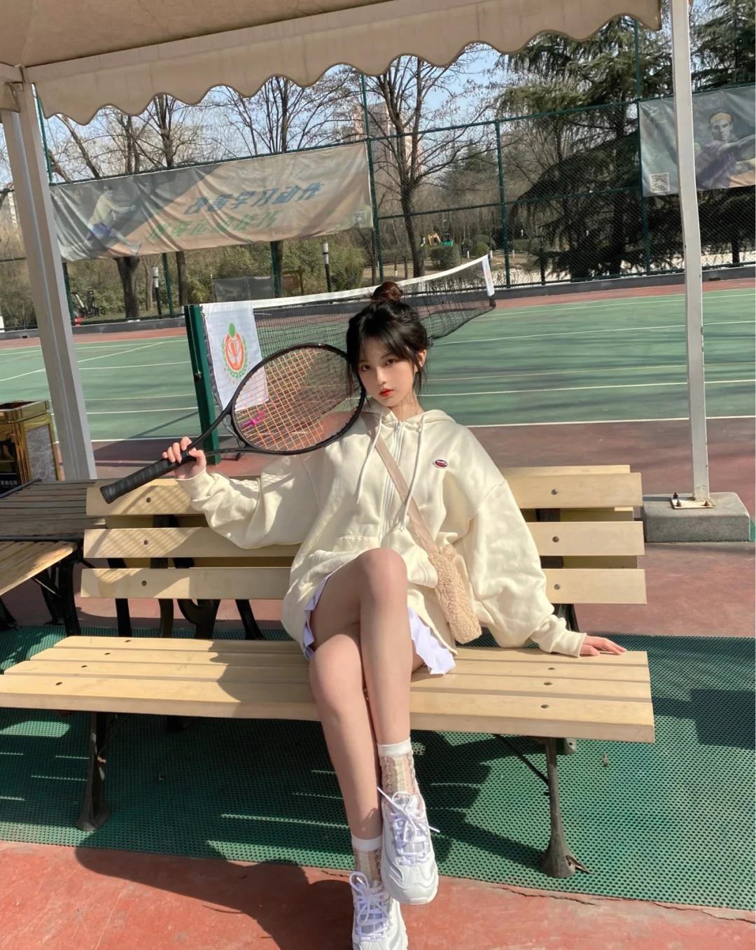 清纯可爱的小姐姐时尚穿搭卫衣与百褶裙尽显性感小短腿