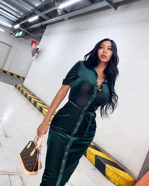 韩国女歌手jessi秀火爆身材 紧身裙凹凸有致