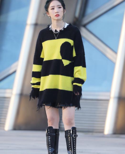 毛衣看上去太过单调?学学孟美岐毛衣搭长靴,灵动飘逸还很遮肉