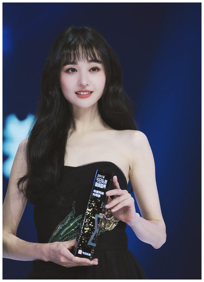 郑爽也太美了,身穿黑色薄纱刺绣礼服配高跟鞋,甜美高贵似黑天鹅