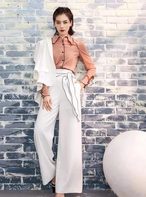 女人过了40岁要少穿打底裤,瞧刘涛这样穿,时髦优雅又显气质休闲区蓝鸢梦想 - Www.slyday.coM 女人过了40岁要少穿打底裤,瞧刘涛这样穿,时髦优雅又显气质休闲区蓝鸢梦想 - Www.slyday.coM