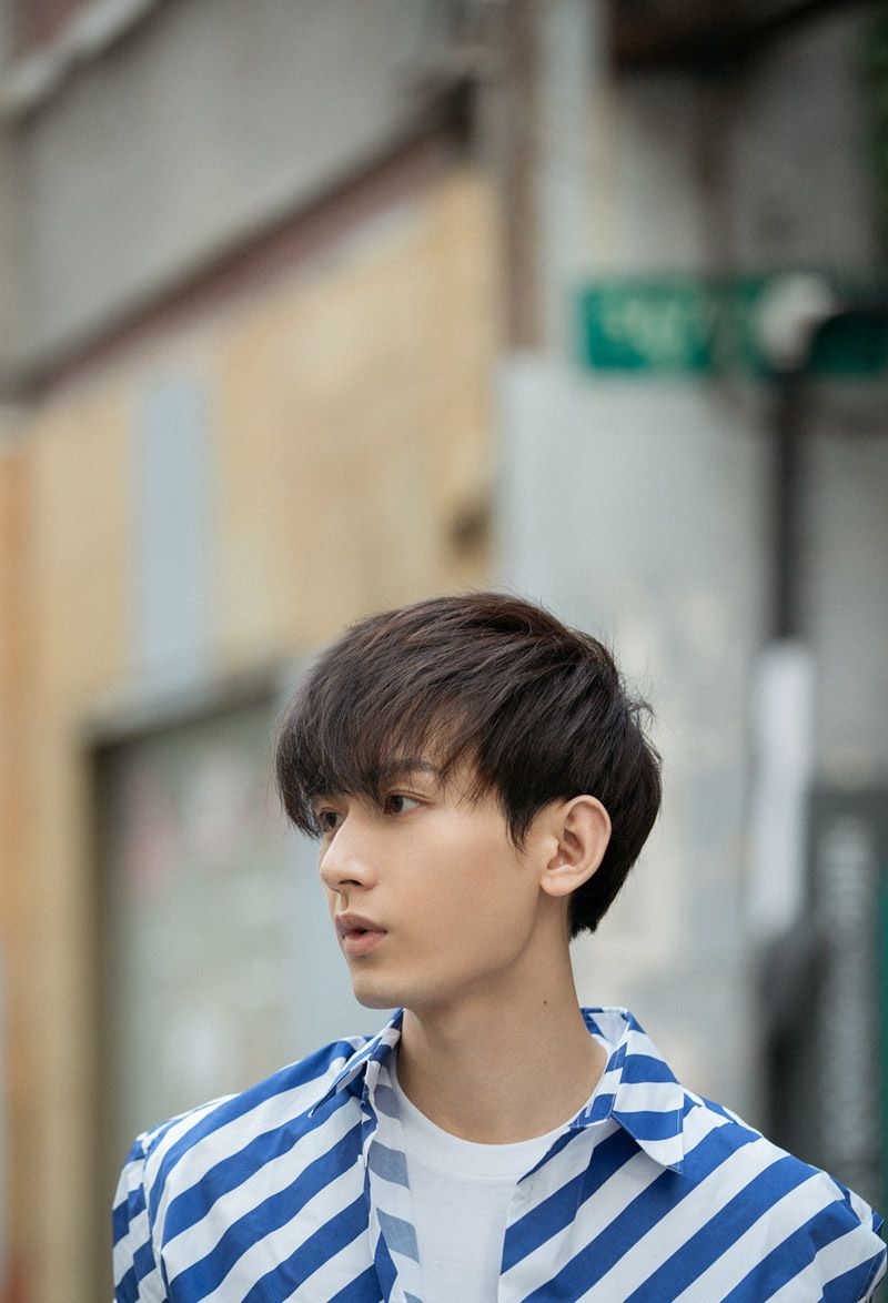 分享一组魅力型男成毅的写真,阳光帅气的脸庞,看完你有没心动?