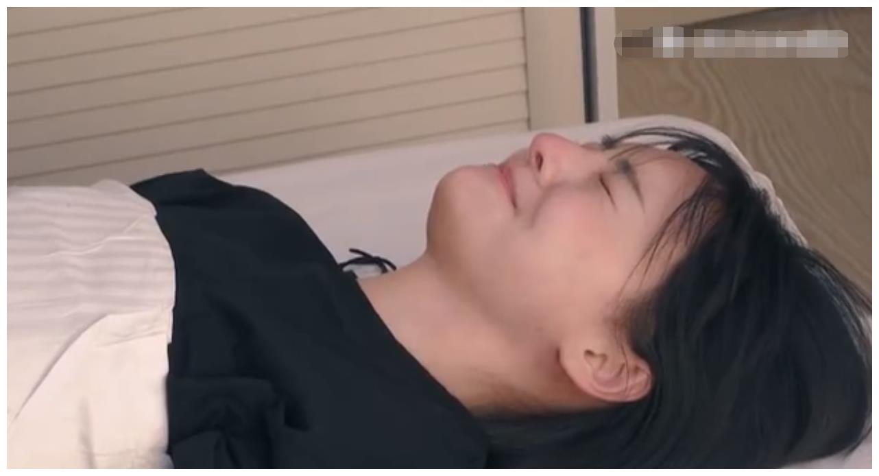 郑爽手腕疼跑去按摩店治疗疼出表情包,自曝通过按摩治好多年腰伤