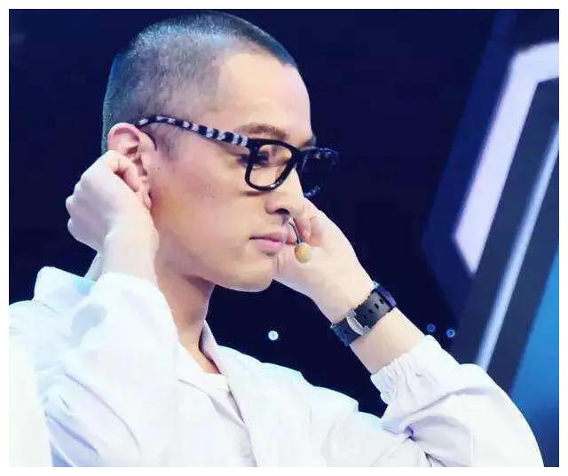 一眼就能看到不同形状的男星发际线