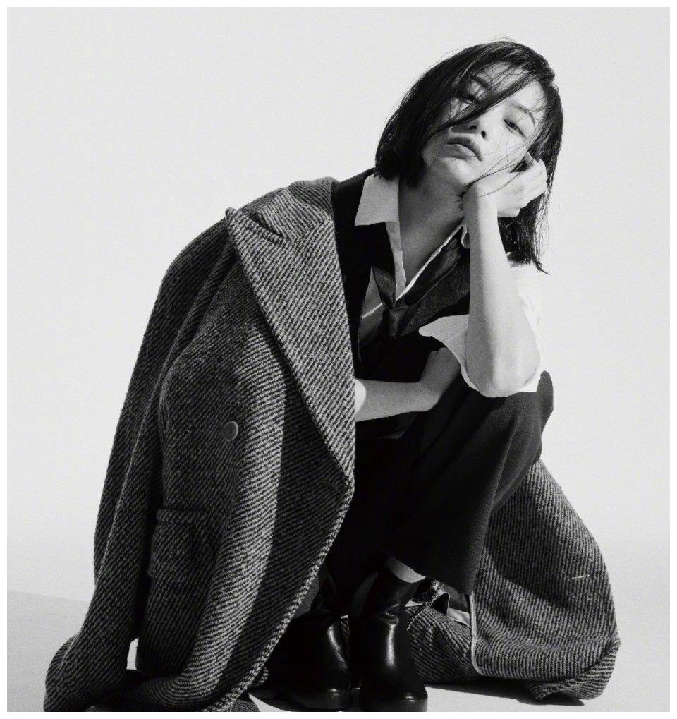 短发搭配卡其色西装,佩戴金丝眼镜,少年感满满,满满复古雅痞的中性风