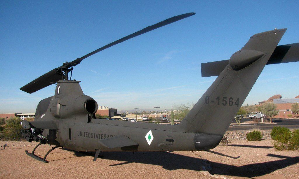 美国ah-1z蝰蛇直升机,机头有加特林机炮,翼尖挂载响尾蛇格斗弹_高清
