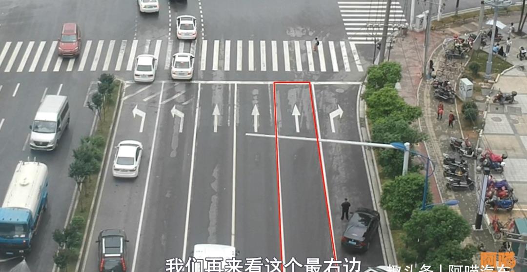 红绿灯路口直行选哪个车道最好?喵哥实车演示给你看