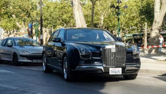 这辆奔驰便是全球独一无二的奔驰royale600,这也是一款定制版的超跑.