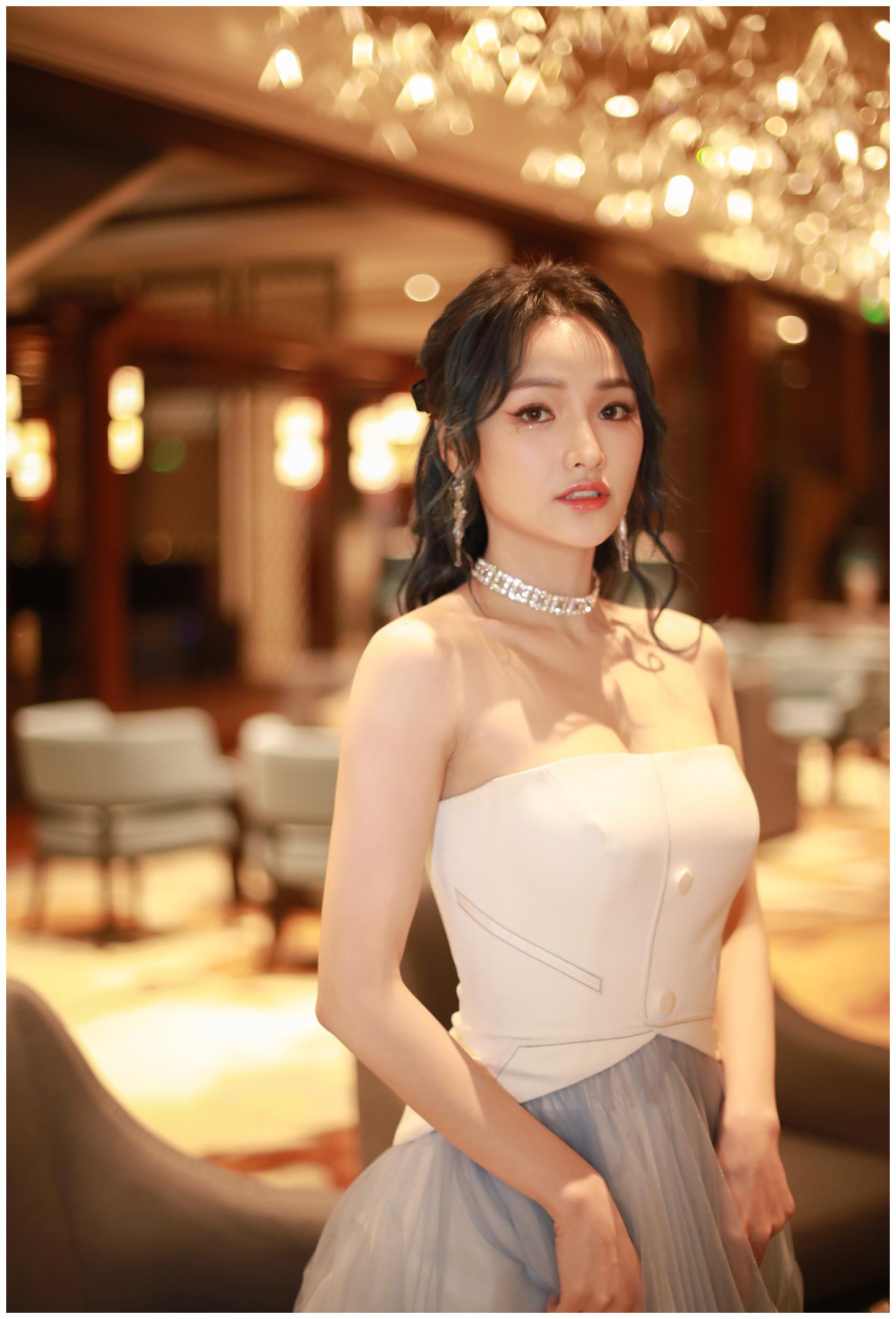 许馨文一袭水雾蓝梦幻长裙化身甜美公主灵气优雅仙气十足