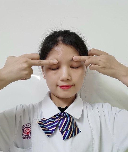 26岁小伙风扇吹一夜变面瘫美小护教六步鬼脸操促康复