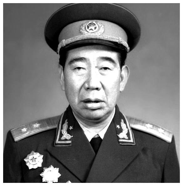 他从团长降为连长,搭档因女人而死,解放时是副军级,为何授中将