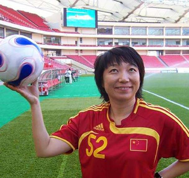 世纪足球小姐孙雯,曾助女足获亚军,后嫁加拿大人后热心做公益