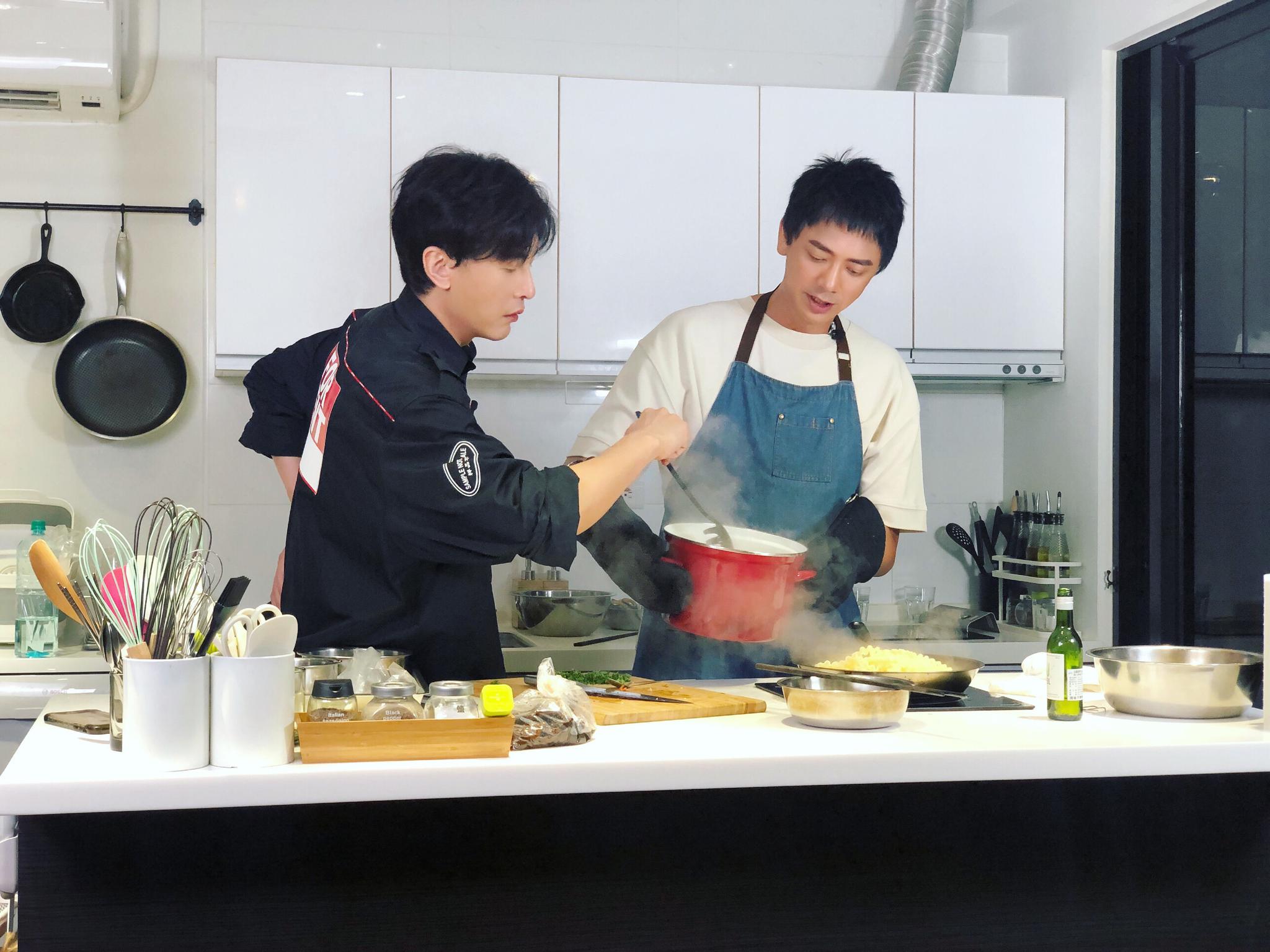 不专业厨房突然收工郑元畅与信默契表示朋友之间可以空白