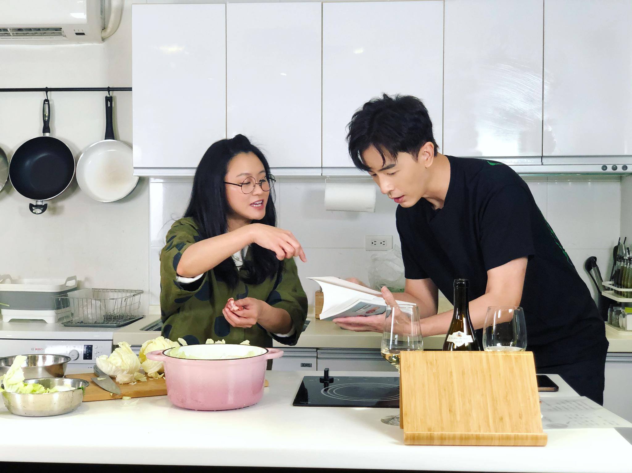 海芬一进厨房便与郑元畅开启了叙旧模式,他们之间的渊源甚至可以追溯