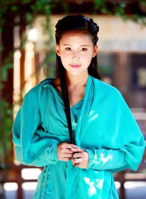 曾饰演《天龙八部》阿朱和阿紫,今西装裙刚过臀,坐透明椅太迷人