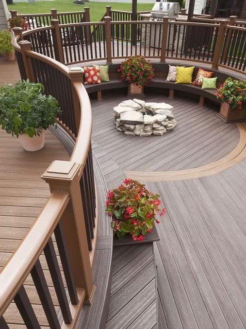 有个带大露台的房子就是好!砌成下沉式,能做沙发又能养花,美爆