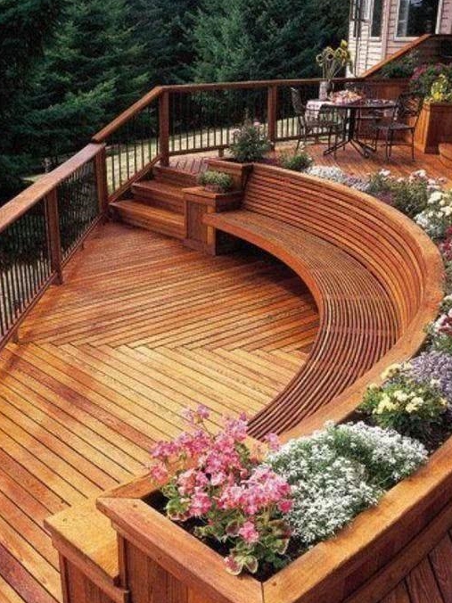 有个带大露台的房子就是好!砌成下沉式,能做沙发又能养花,美爆