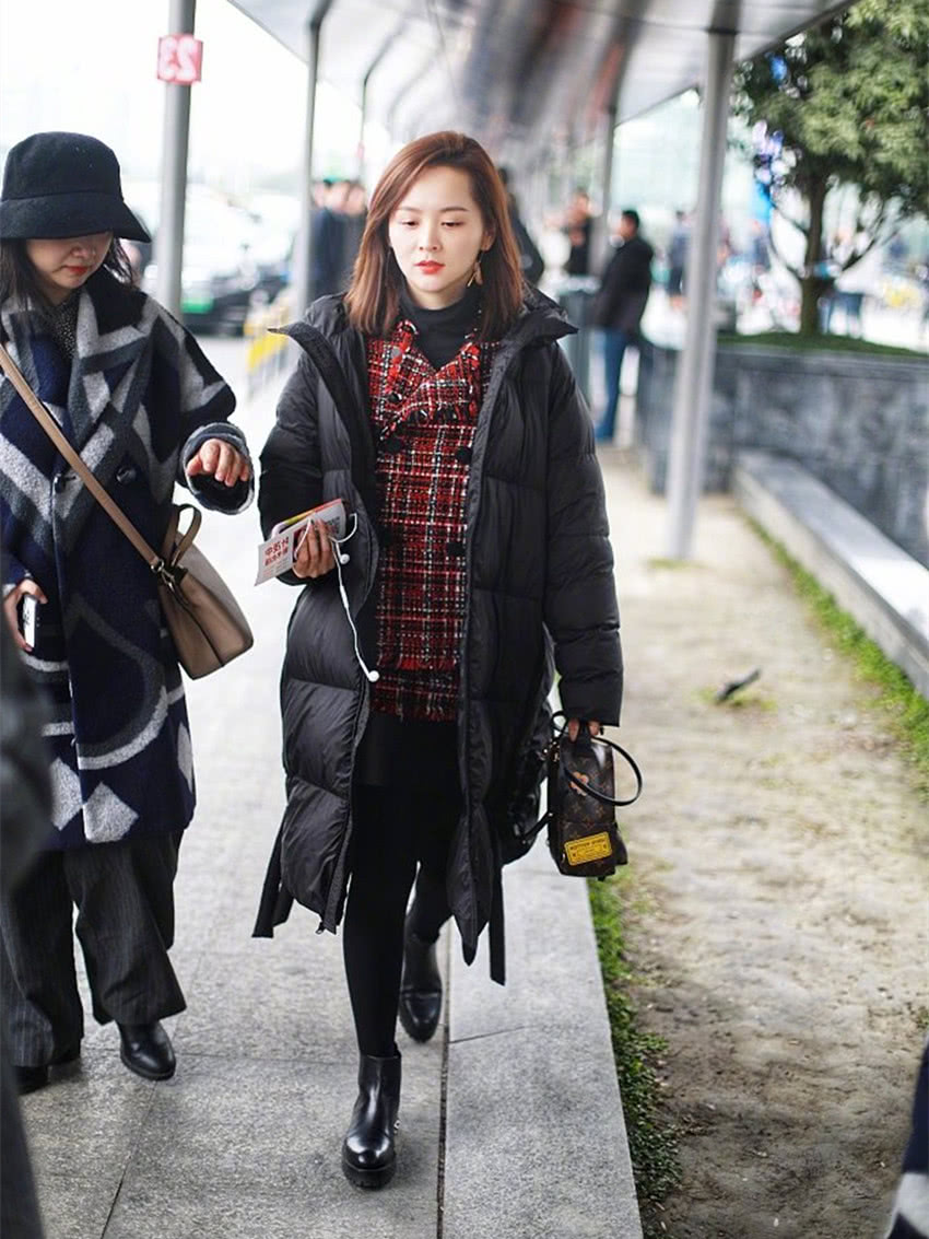 邓莎现身机场条纹西装配宽檐帽帅气十足