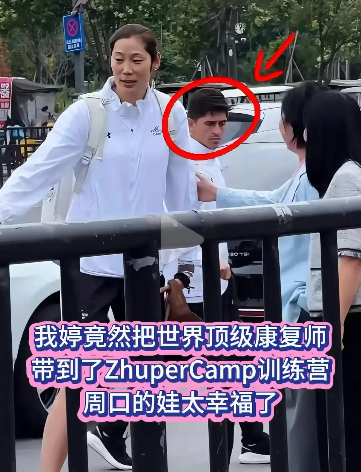 人不在赛场热度不减！朱婷在家乡开训练营，尽显女排榜样力量