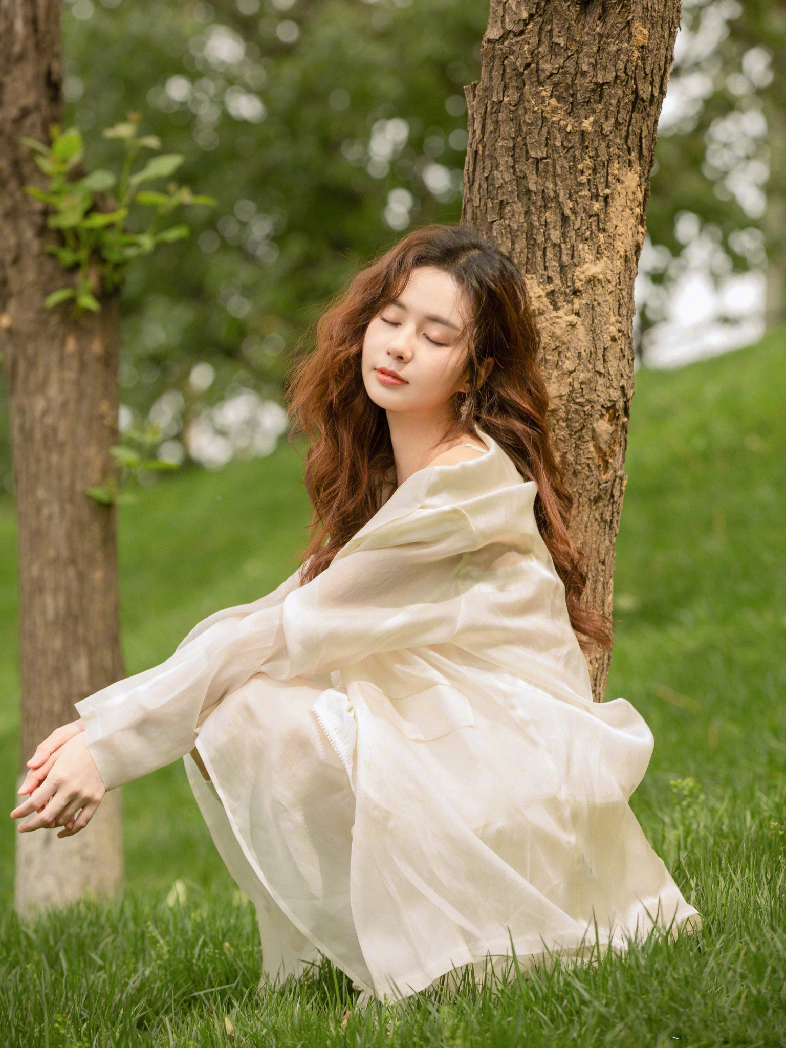 郑合惠子最新美照释出,身穿一身轻盈质感穿搭,化身林间仙女