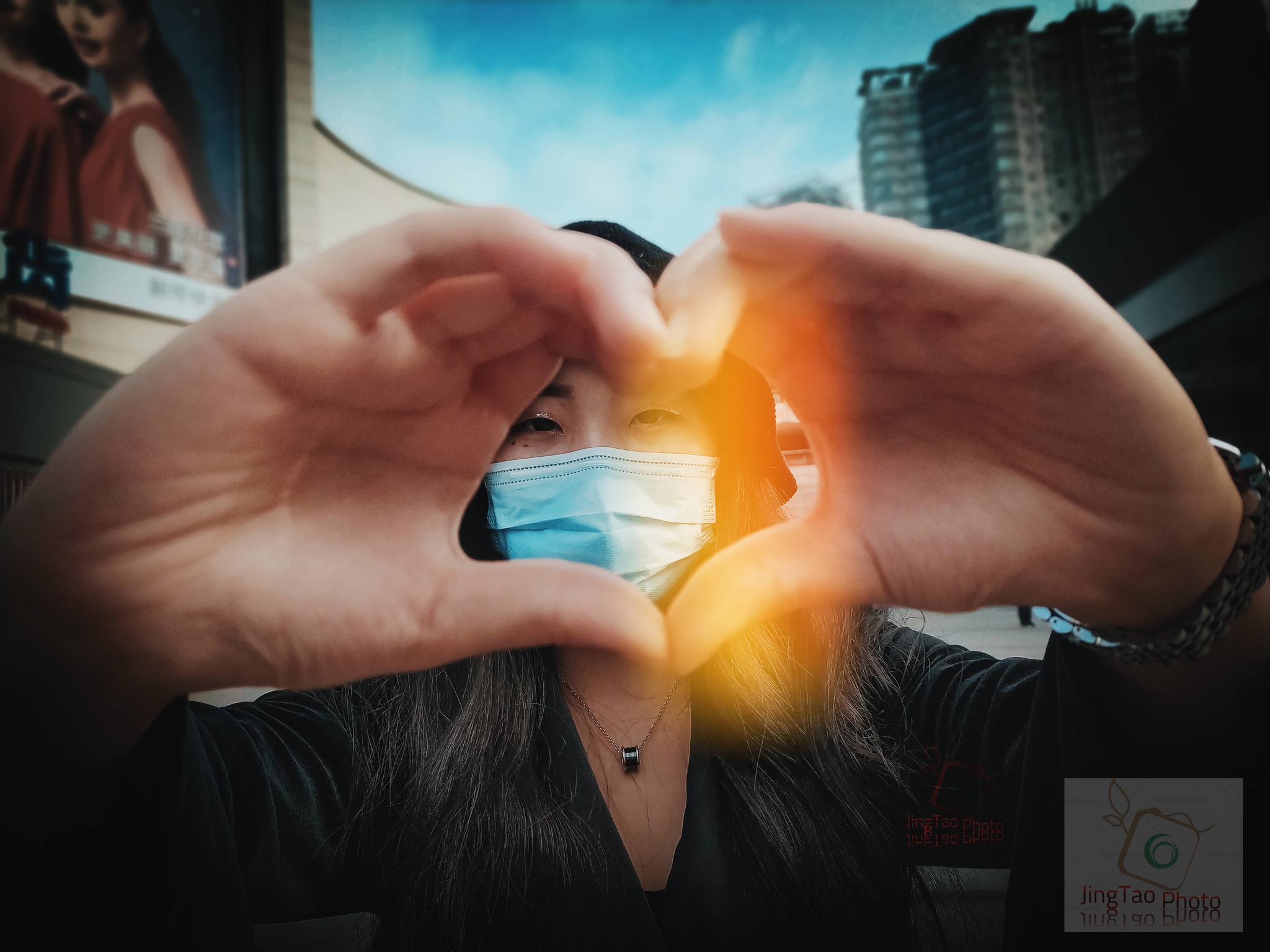 战疫公益拍摄若有爱就有光重庆小姐姐为武汉花式比心