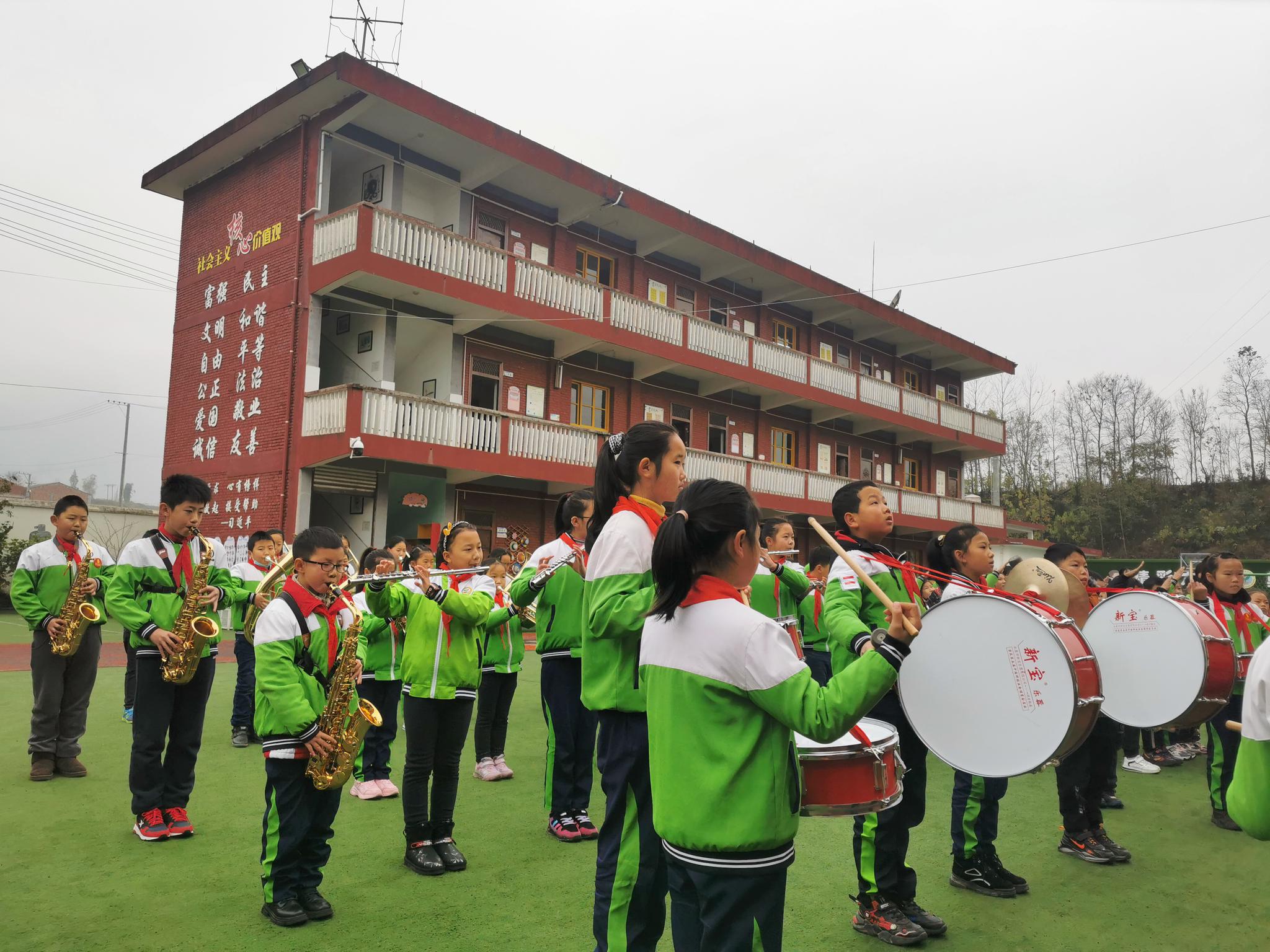 汉阴县太平小学：管乐队奏唱国歌  不一样的升旗仪式休闲区蓝鸢梦想 - Www.slyday.coM