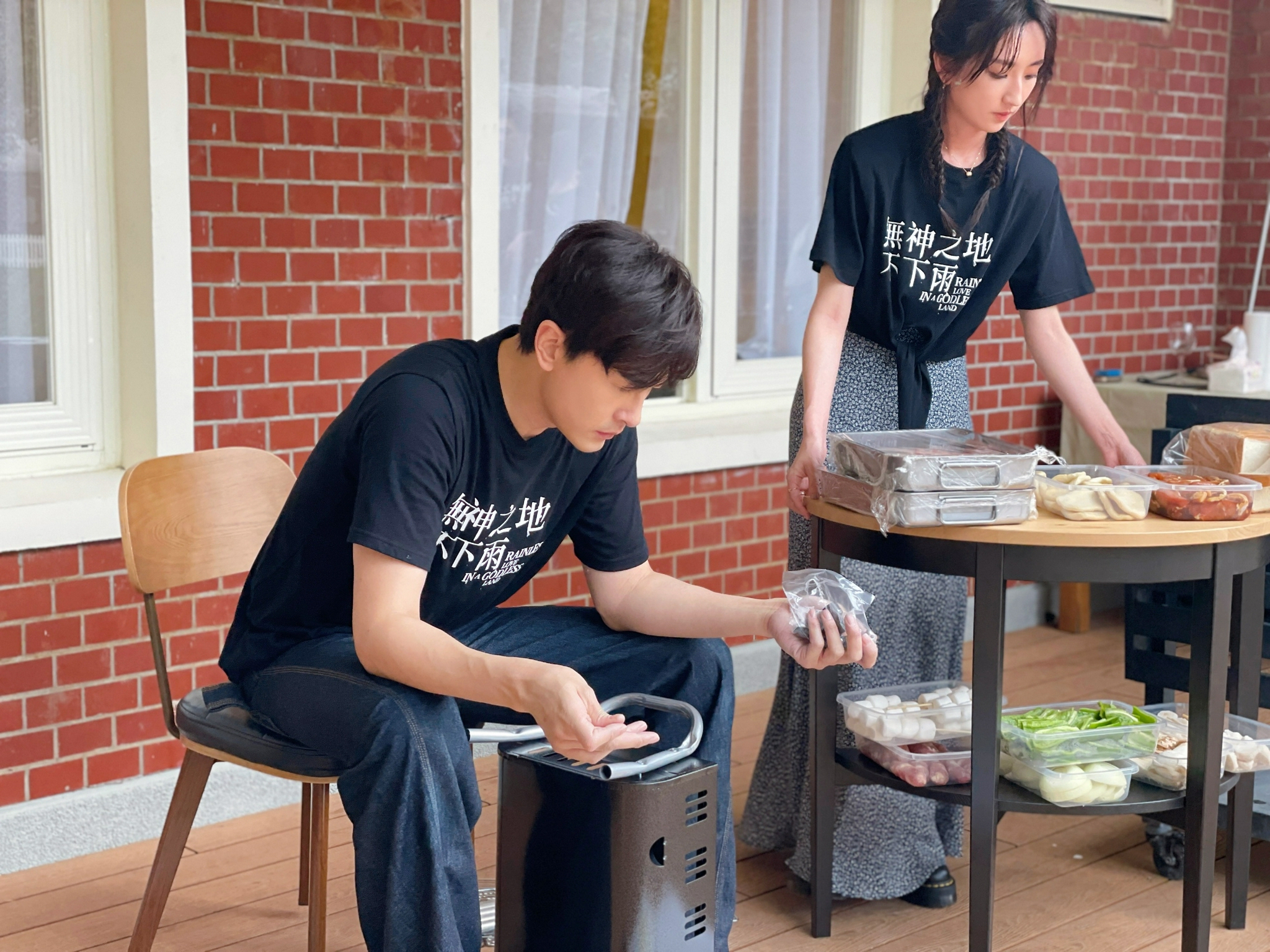 郑元畅不专业厨房发挥烤肉实力!