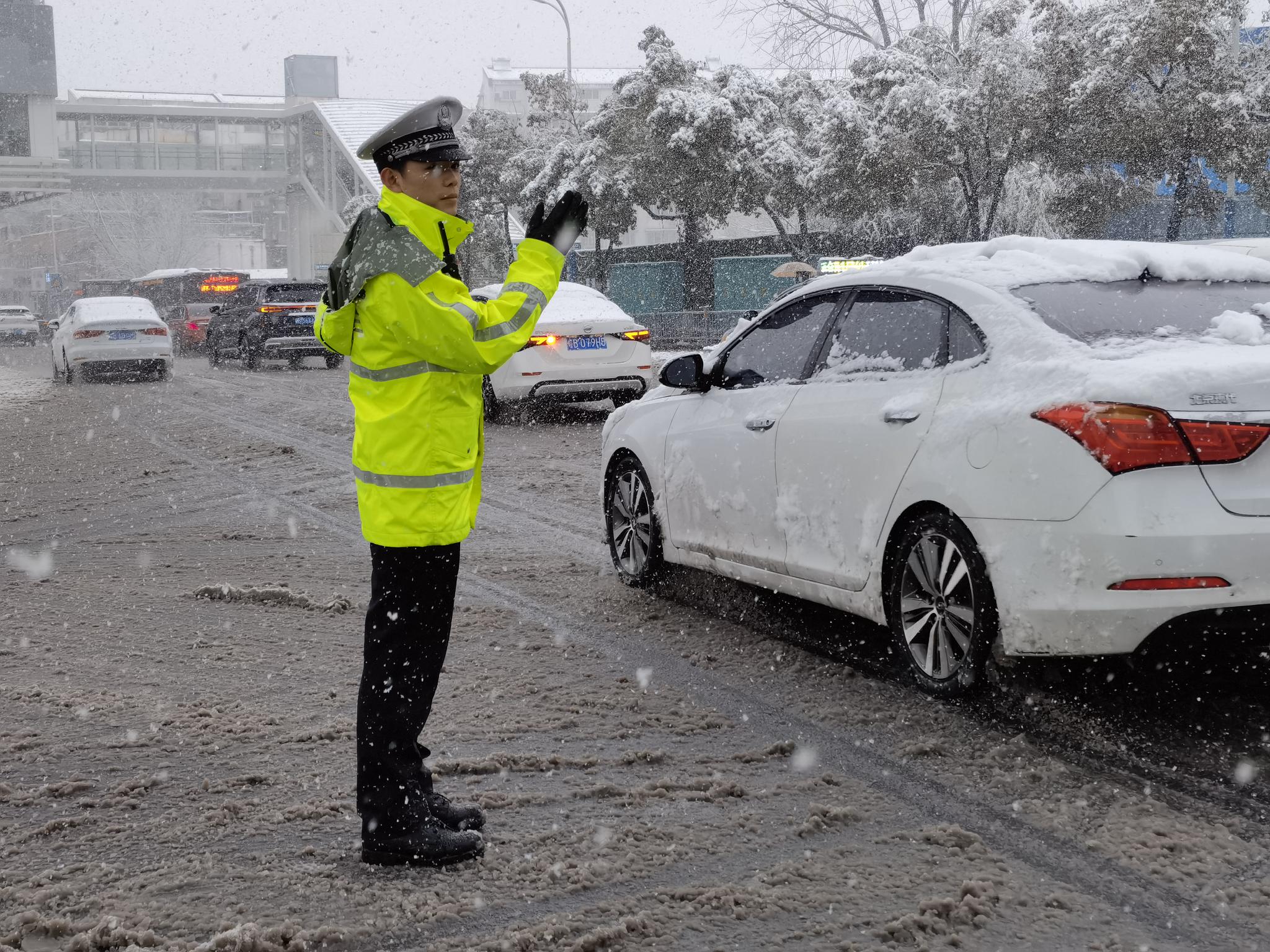 节后工作日第一天,安徽芜湖,芜湖市气象局发布的暴雪预警和天气预报