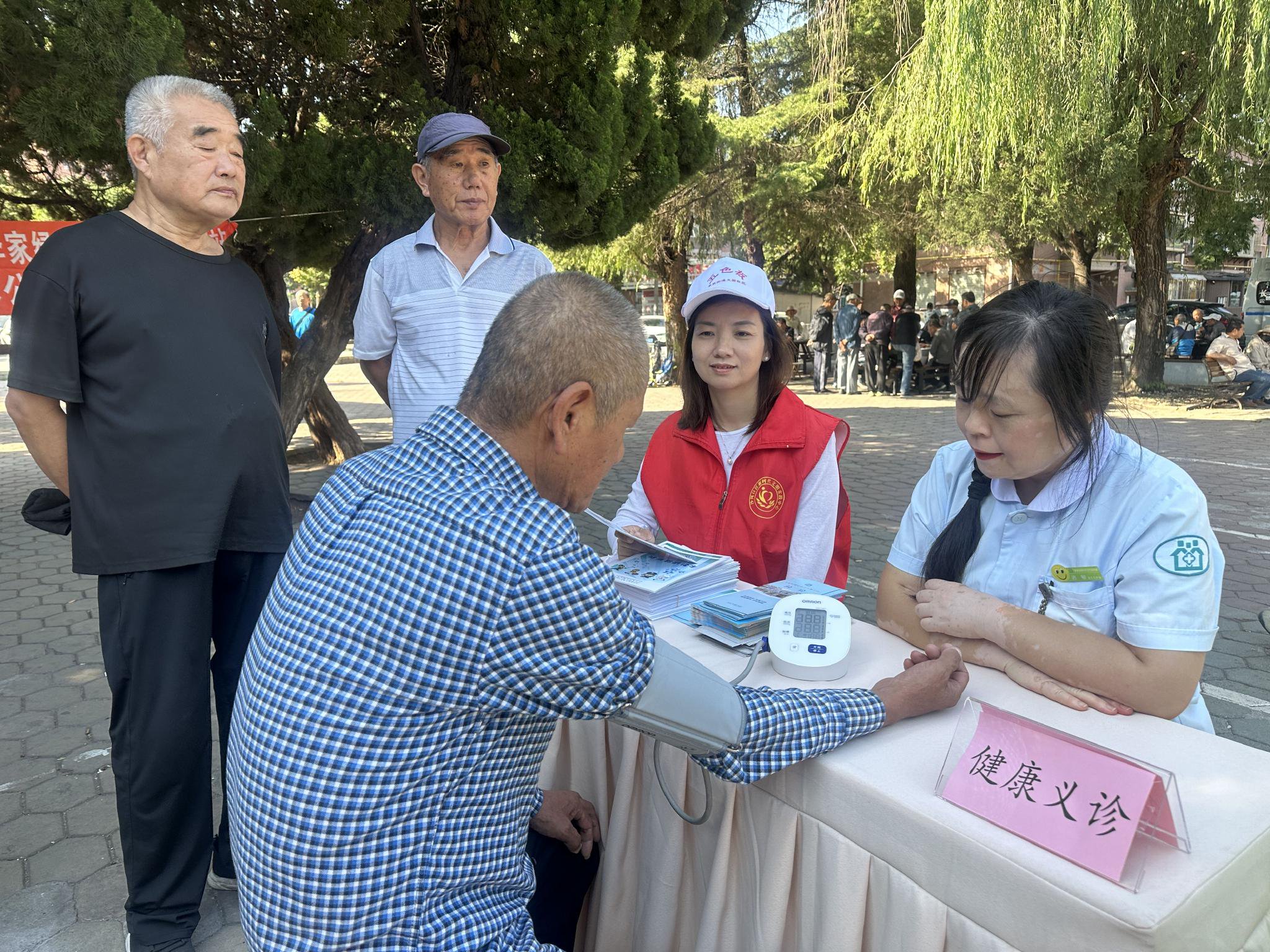 慈善“大集”开市,幸福“李家”升温 慈善“大集”开市,幸福“李家”升温