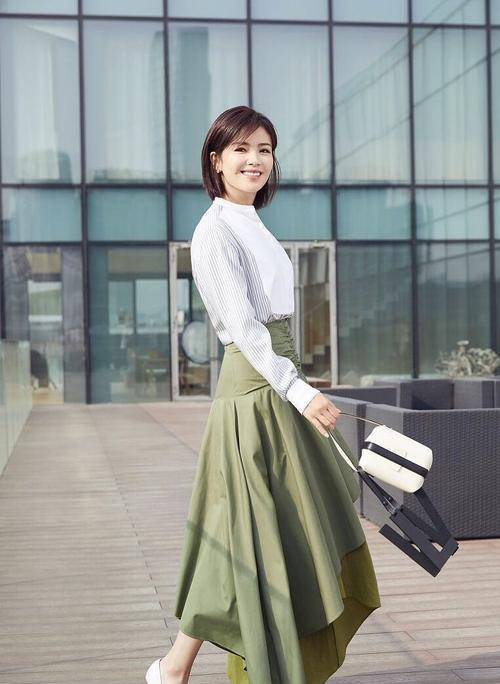 女人过了40岁要少穿打底裤,瞧刘涛这样穿,时髦优雅又显气质休闲区蓝鸢梦想 - Www.slyday.coM 女人过了40岁要少穿打底裤,瞧刘涛这样穿,时髦优雅又显气质休闲区蓝鸢梦想 - Www.slyday.coM