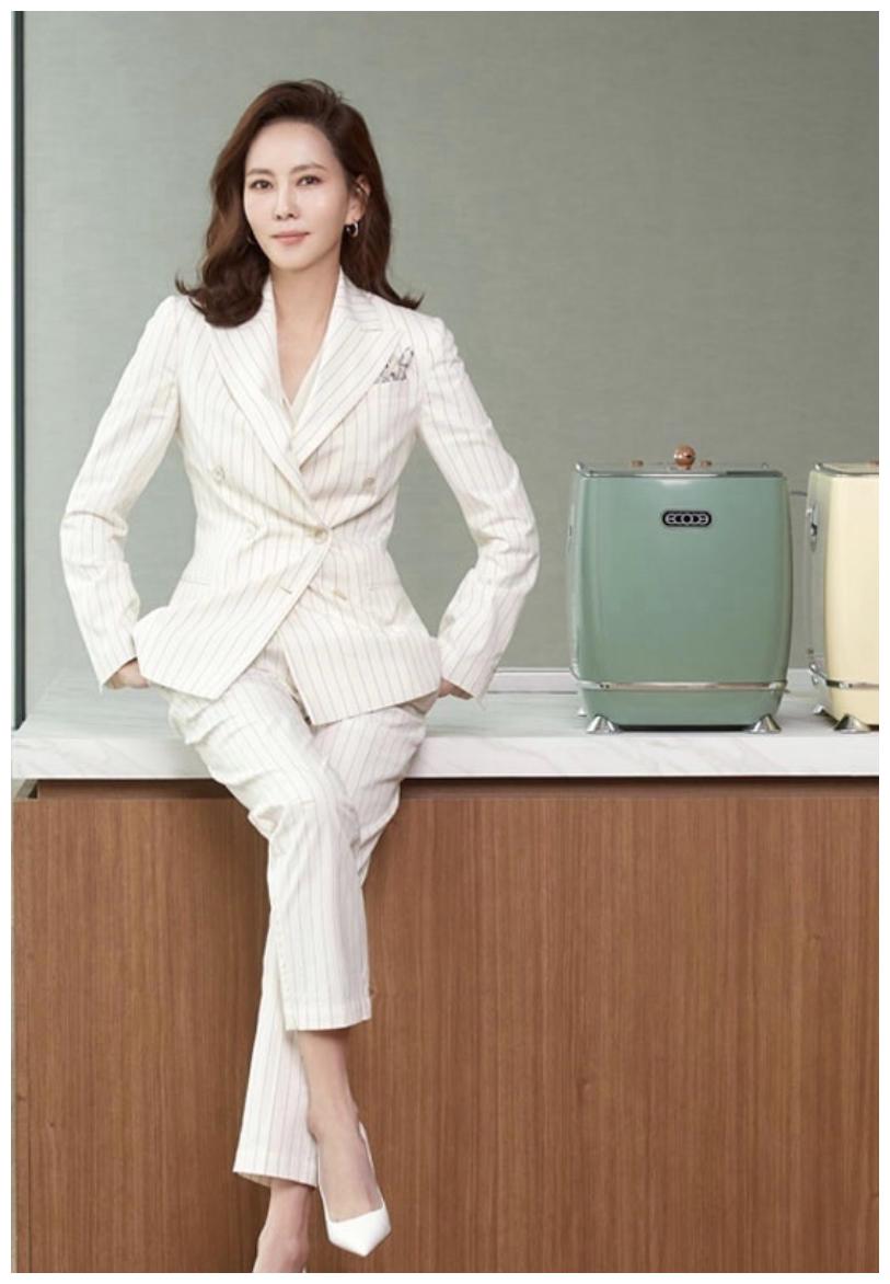 "金南珠"不愧是韩国气场女王,穿红色西装套装太飒,短发真高级