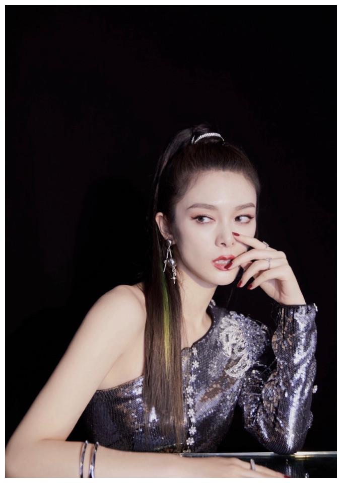 美女明星火箭少女傅菁亮片露肩裙魅力写真