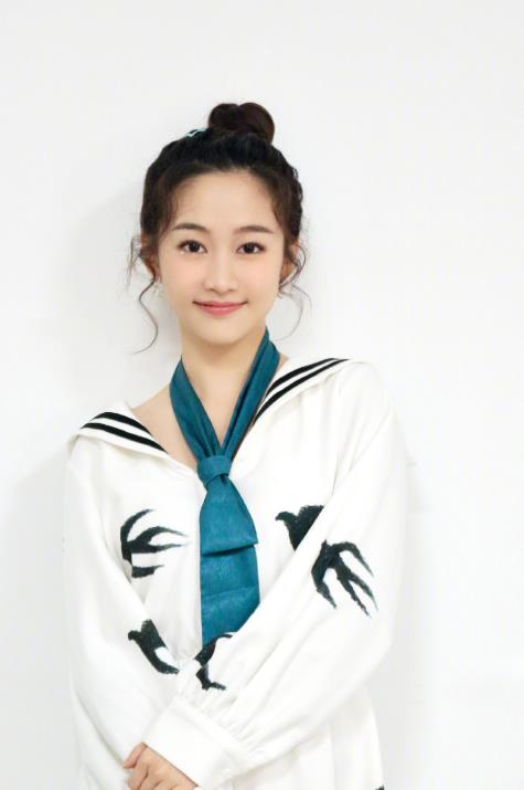 陪伴长大的童年人物还年轻?严莉莉夏季裙太成熟,好身材才是王道