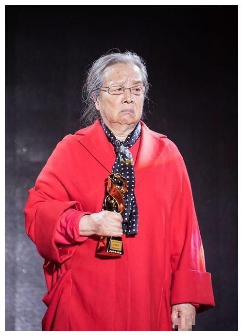 84岁"容嬷嬷"李启明近照曝光, 戴珍珠项链显富态,精神饱满