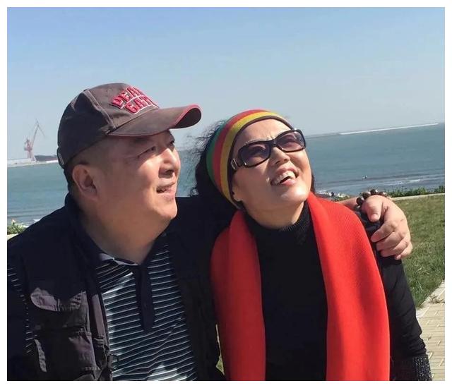 央视主持人董浩"宠妻"二三事:背老婆去旅行,把老婆当小女孩疼