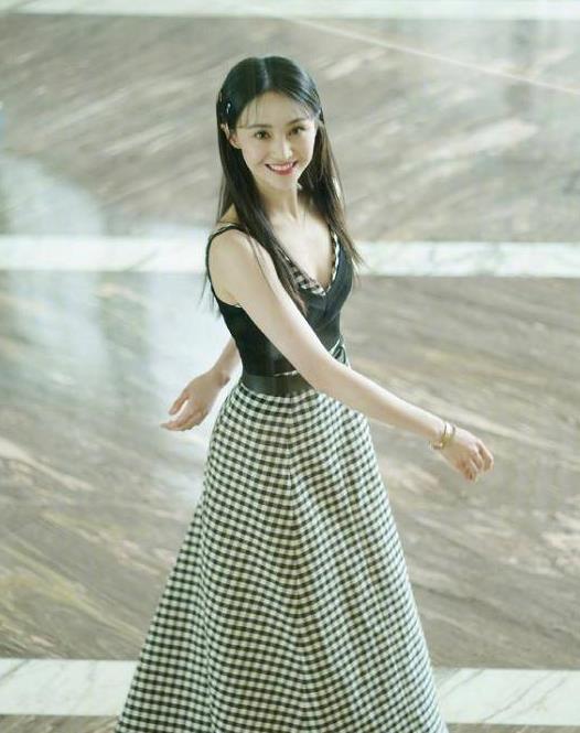 郑爽身材骨感穿衣好看一身套娃吊带装出镜比例让人羡慕