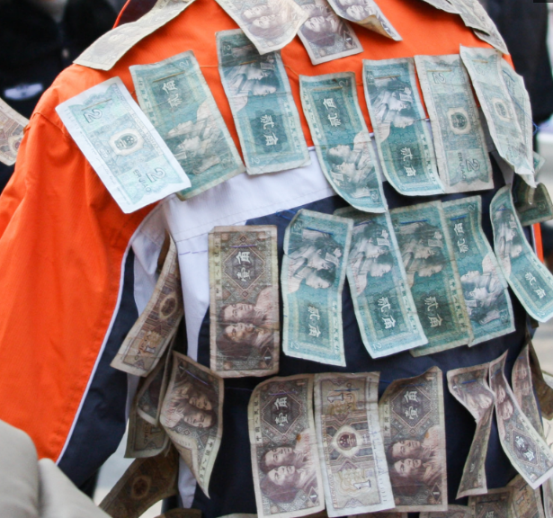 小伙身上贴满零钱在街上闲逛,得知真相后路人纷纷点赞