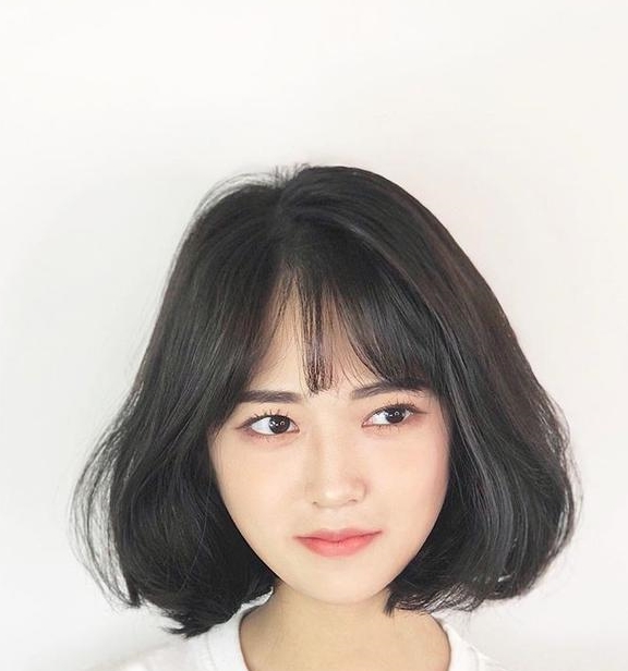 今年流行波波头烫个卷,减龄又小颜