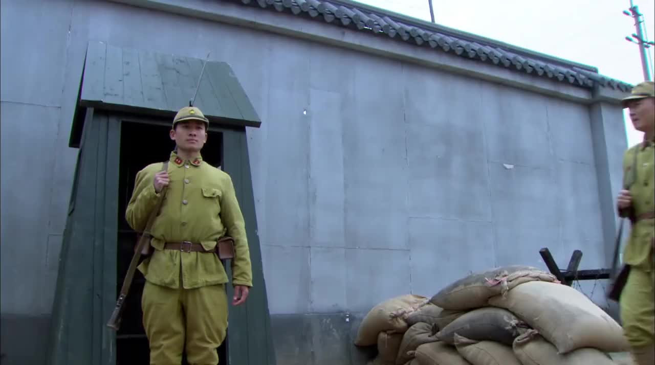 特工队混进鬼子内部下药,到了夜晚就袭击鬼子兵工厂,好戏开始了