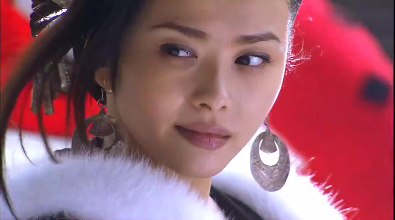 袁承志功夫极高,瞬间就给数人解穴,何铁手眼神里透漏欣赏