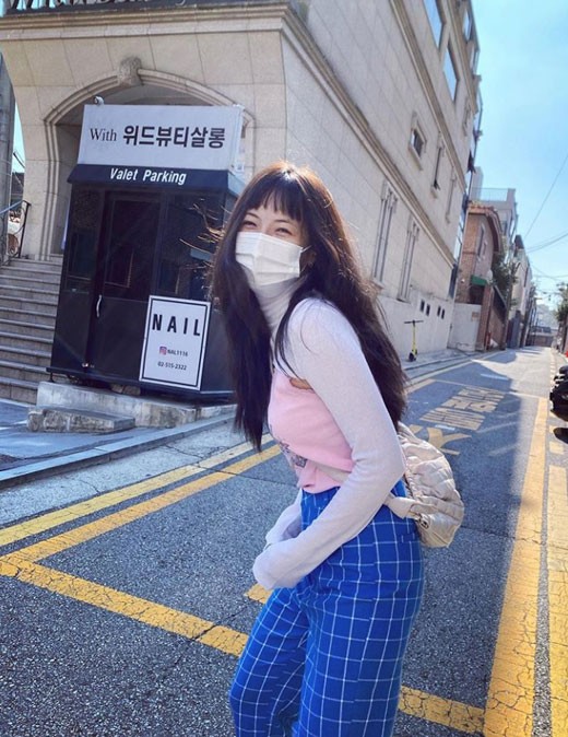 泫雅发布近照眉上齐刘海造型显清纯