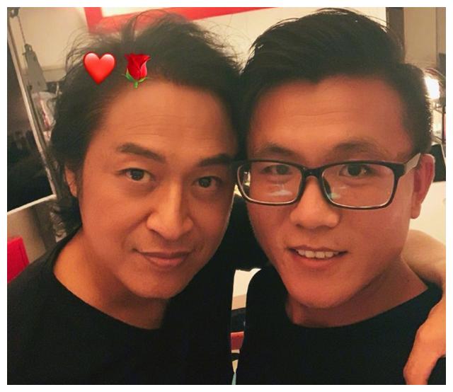 58岁马景涛自曝当爷爷,和"儿子"合照似兄弟,年过半百状态依旧