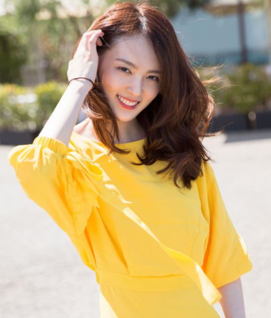 杨之楹夏日身穿长裙,清新度假风,五官精致,美得让人抓狂