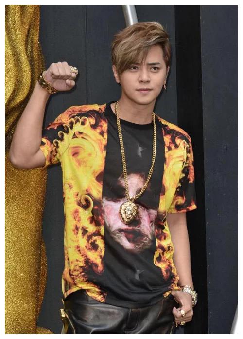 2015年6月,罗志祥和黄渤,孙红雷,黄磊,王迅,张艺兴加盟东方卫视励志