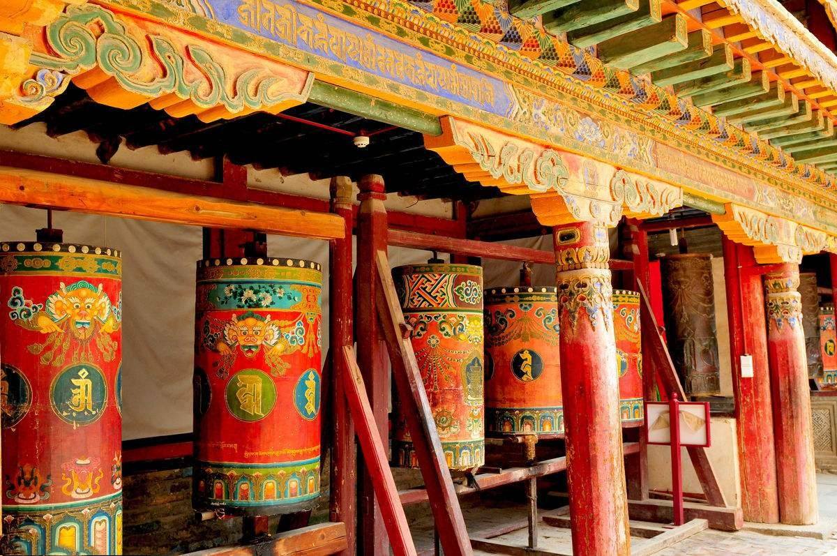 探访塔尔寺佛塔林立气势恢宏适合结伴出游