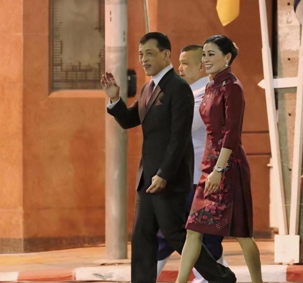 泰王不在王后放飞自我!苏提达穿背心太时髦,铁憨憨王子高她半头休闲区蓝鸢梦想 - Www.slyday.coM 泰王不在王后放飞自我!苏提达穿背心太时髦,铁憨憨王子高她半头休闲区蓝鸢梦想 - Www.slyday.coM