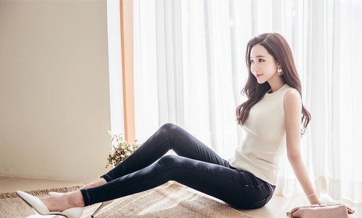 模特李妍静长腿紧身牛仔裤女神范