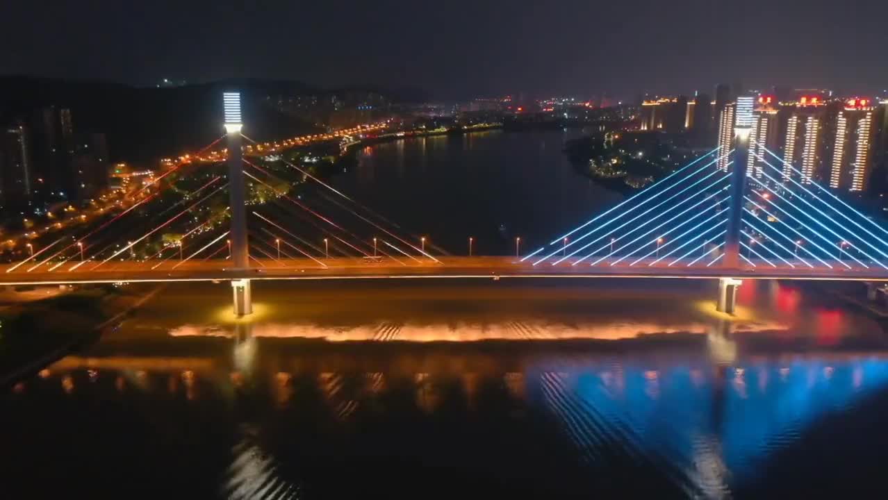 五象大桥两座桥塔叫做能量塔,极具力量感气势磅礴